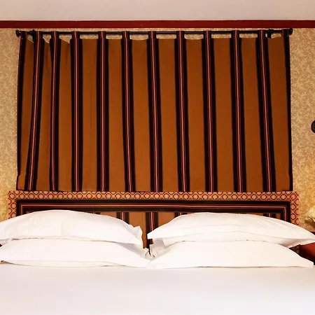 Hotel Du Bourg Tibourg 4*