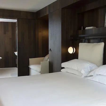 Hotel Du Bourg Tibourg 4*