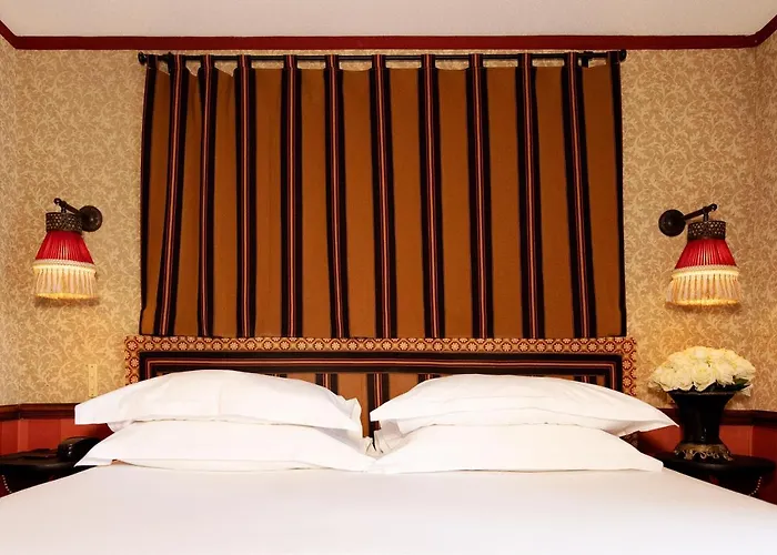 Hotel Du Bourg Tibourg 4*