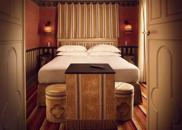 Hotel Du Bourg Tibourg 4*