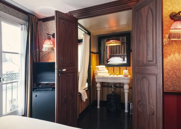 Hotel Du Bourg Tibourg 4*