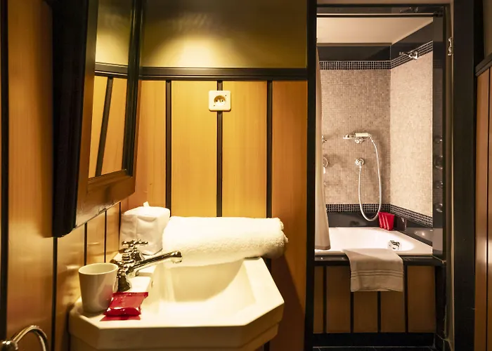 Hotel Du Bourg Tibourg